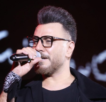 بزن تار که امشب دلم از دنیا گرفته
