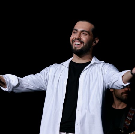 اینهمه آدم